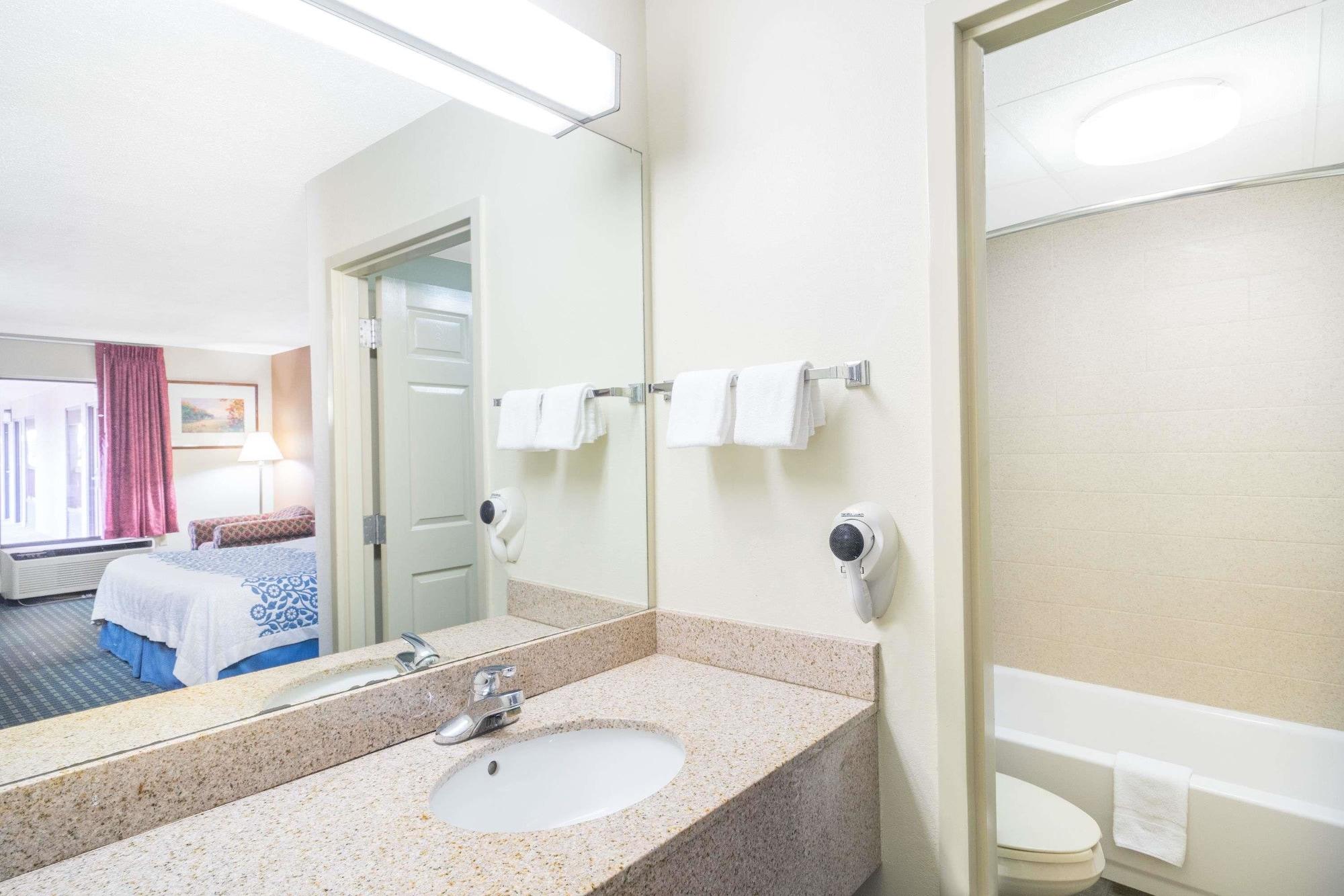 Days Inn By Wyndham Oak Grove/Ft. Campbell Exterior photo