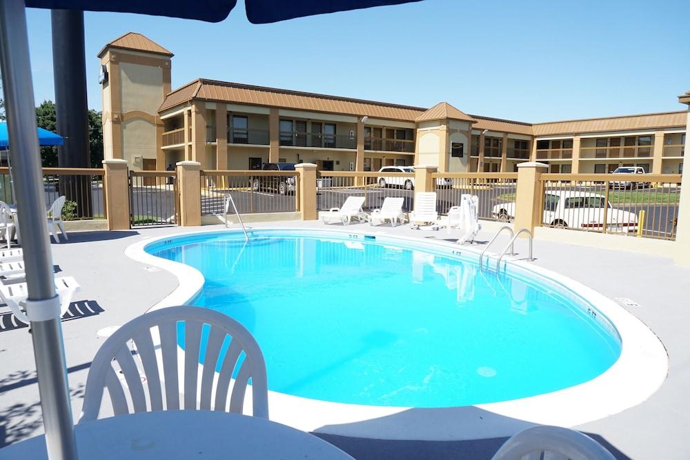 Days Inn By Wyndham Oak Grove/Ft. Campbell Exterior photo