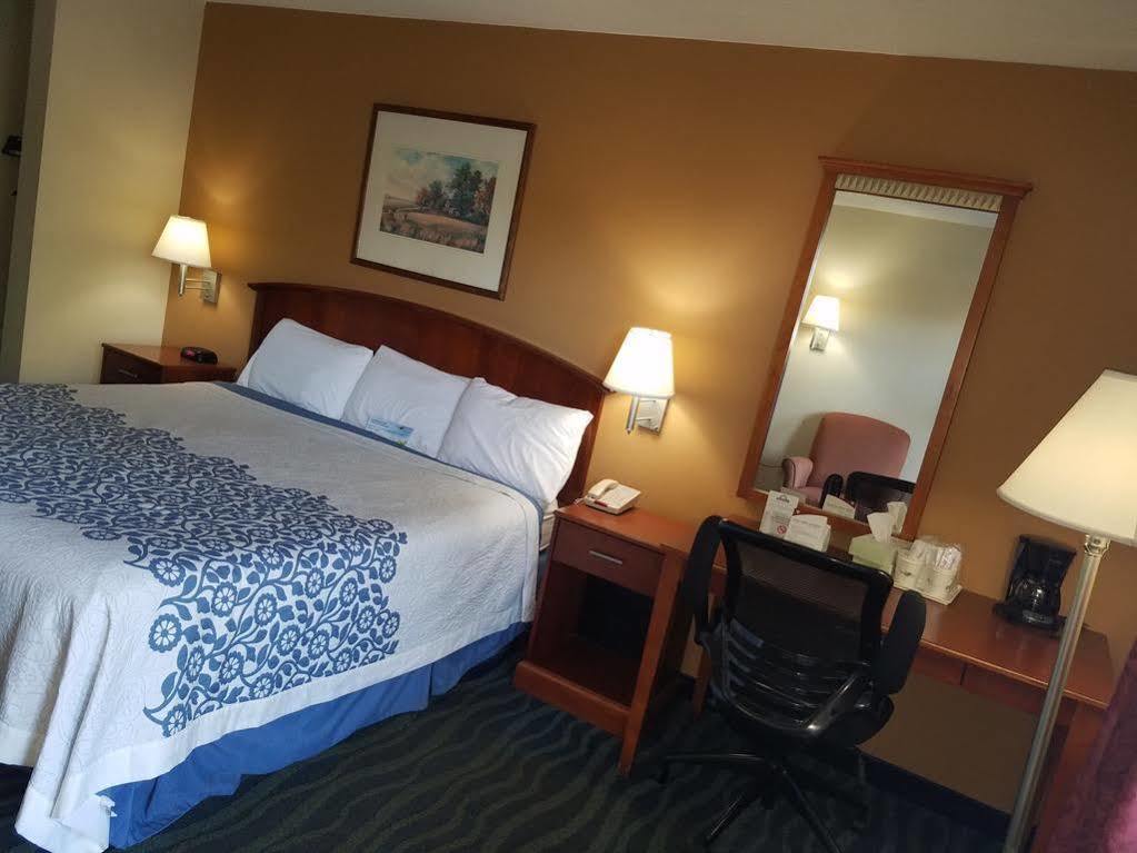 Days Inn By Wyndham Oak Grove/Ft. Campbell Exterior photo