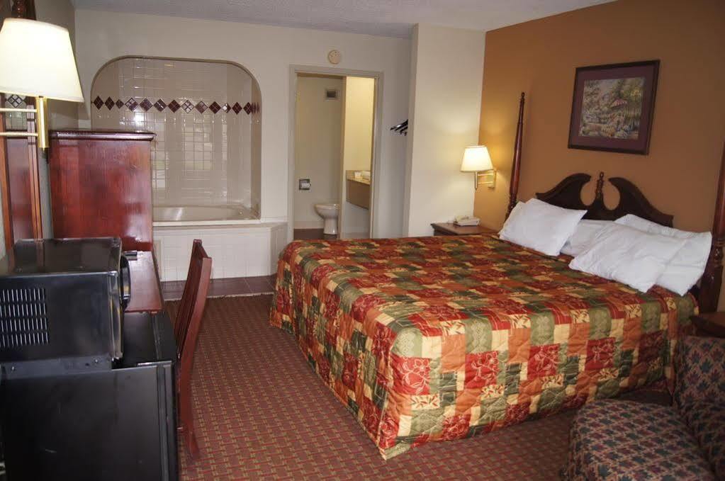 Days Inn By Wyndham Oak Grove/Ft. Campbell Exterior photo