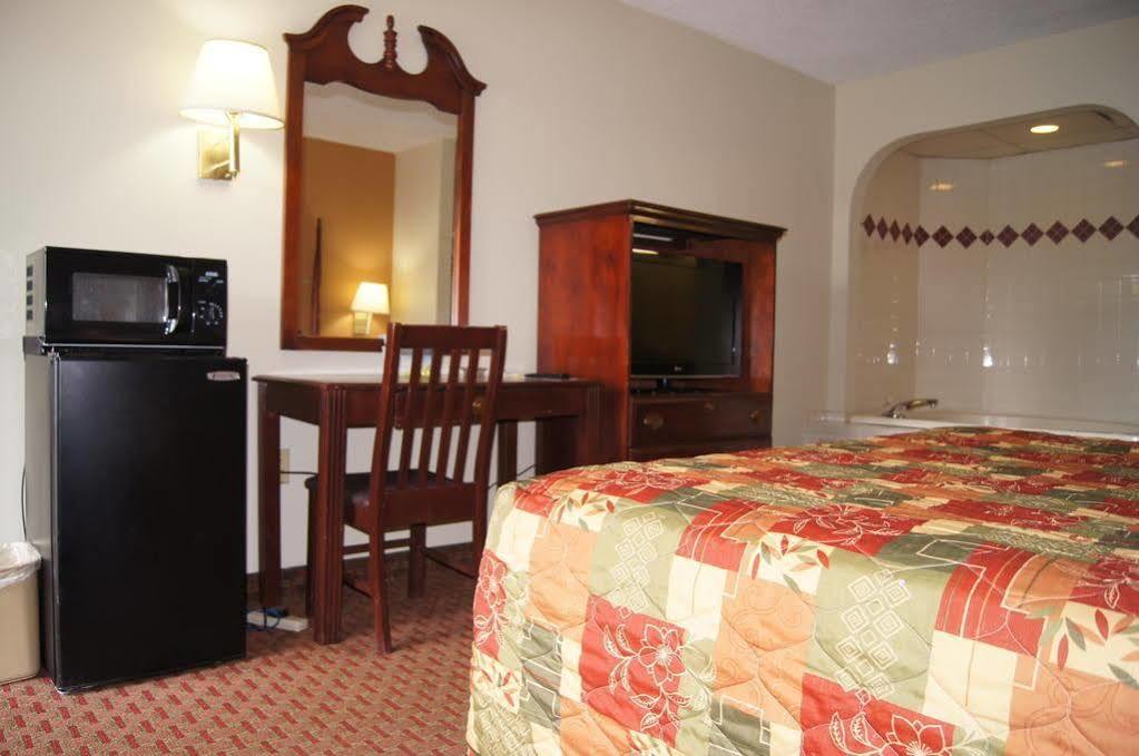 Days Inn By Wyndham Oak Grove/Ft. Campbell Exterior photo